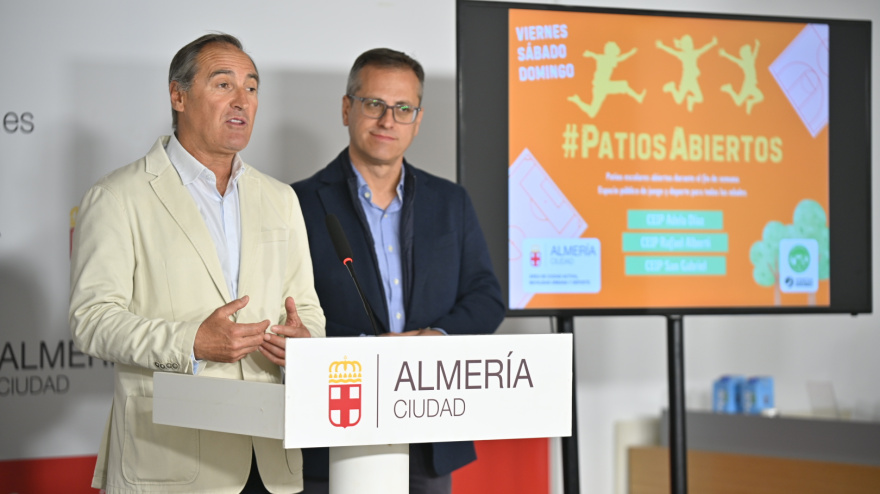 El Ayuntamiento da un nuevo paso adelante hacia una ciudad activa con ‘Patios abiertos’El concejal Antonio Casimiro presenta la iniciativa que “transformará los centros escolares en espacios de vida, deporte y convivencia los fines de semana en los barrios”Los centros escolares se abrirán a los barrios los fines de semana desde el próximo sábado, 21 de marzo, con la iniciativa ‘Patios abiertos’, un anhelo hecho realidad de la Concejalía de Ciudad Activa, Movilidad Urbana y Deporte que permitirá que los vecinos usen las instalaciones los fines de semana para el ocio, deporte y tiempo libre.El programa piloto ha sido presentado por el concejal de Ciudad Activa, Antonio Casimiro, acompañado por el concejal de Sostenibilidad Ambiental, Antonio Urdiales, así como Umberto Zanesi, de la asociación Vereda Colectiva, que gestionará el proyecto, Nuria Moncada, de la Plataforma Nueva Andalucía Barrio Amable, y Antonio Alonso, director del colegio Rafael Alberti.La experiencia se pondrá en marcha en tres centros de enseñanza, ‘Adela Díaz’, en Nueva Andalucía, ‘Rafael Alberti’, en Ciudad Jardín, y ‘San Gabriel’, en Regiones. “Son colegios donde los chavales saltaban la valla para jugar. Ahora no será necesario, pues les abriremos las puertas los fines de semana”, explica el concejal. Además, Antonio Casimiro deja claro que “no es una guardería donde dejar los niños los fines de semana. Habrá un total de seis monitores que dinamizarán estos espacios, y buscamos fomentar la actividad física y la convivencia de la familia y los barrios donde se ubican”.Antonio Casimiro destaca que “queremos hacer de Almería una ciudad donde la actividad física, el ocio saludable y el uso compartido del espacio público formen parte del día a día de nuestros vecinos. No hablamos solo de instalaciones deportivas, sino de generar oportunidades reales para que cualquier persona, independientemente de su edad o su barrio, pueda moverse, encontrarse y convivir. Y que los espacios abiertos se conviertan en la cancha donde practicar la actividad física”.A partir del próximo sábado, 21 de marzo, tres colegios de la ciudad -Adela Díaz, Rafael Alberti y San Gabriel- abrirán sus patios fuera del horario lectivo para convertirse en lugares accesibles de juego, deporte y encuentro, de toda la ciudad y en especial de los barrios, respectivamente de Nueva Andalucía, Ciudad Jardín y Regiones.El programa contará con un horario estable durante el periodo lectivo los fines de semana: viernes, de 17:30 a 20:00 h; sábados, de 11:00 a 13:30 h y de 17:30 a 20:00; y domingos, de 11:00 a 13:30 h.Este proyecto no sería posible sin la implicación del tejido social, y por eso cuenta con la colaboración de entidades como Vereda Colectiva y la Plataforma Nueva Andalucía Barrio Amable, que han sido clave para entender las necesidades reales de los vecinos y dar vida a estos espacios.Y, como toda gran inciativa, el sábado, 21 de marzo, a partir de las 11:00 h., se celebrará una gran fiesta de inauguración en el colegio Adela Díaz. Será una jornada abierta, con actividades, juegos y talleres para toda la familia, pensada para que el barrio salga a la calle -o mejor dicho, al patio- y haga suyo este nuevo espacio.Umberto Zanesi ha explicado que “habrá seis monitores para dinamizar estos espacios, con un programa atractivo y divertido”. Nuria Moncada ha afirmado que “desde la plataforma trabajamos para recuperar espacios públicos para la ciudad, como es esta iniciativa”. Y Antonio Alonso ha puesto el énfasis en que “estas actividades ayudarán a enseñar a los jóvenes a cuidar los espcios públicos, por lo que además del ocio, tiene un importante aspecto didáctico”.El concejal Antonio Casimiro concluye afirmando que “si algo tenemos claro es que el deporte va mucho más allá de la práctica física. El deporte une, genera convivencia, rompe barreras y fortalece el sentimiento de pertenencia. Iniciativas como ‘Patios Abiertos’ ayudan a coser la ciudad desde los barrios, creando puntos de encuentro donde antes había puertas cerradas”.