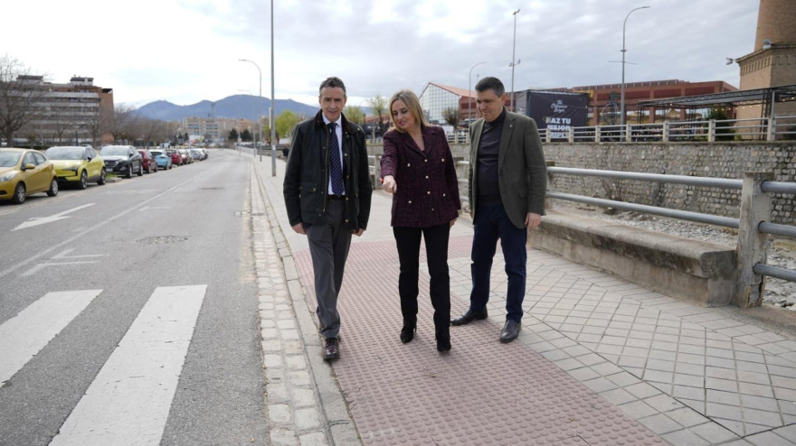 La alcaldesa de Granada, Marifrán Carazo, en las obras de reforma de la calle Baden Powell