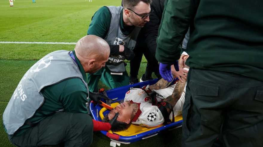 Noa Lang es atendido por los médicos tras su corte en el pulgar de la mano derecha.