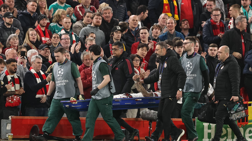 Noa Lang es retirado en camilla entre los aplausos del público de Londres.