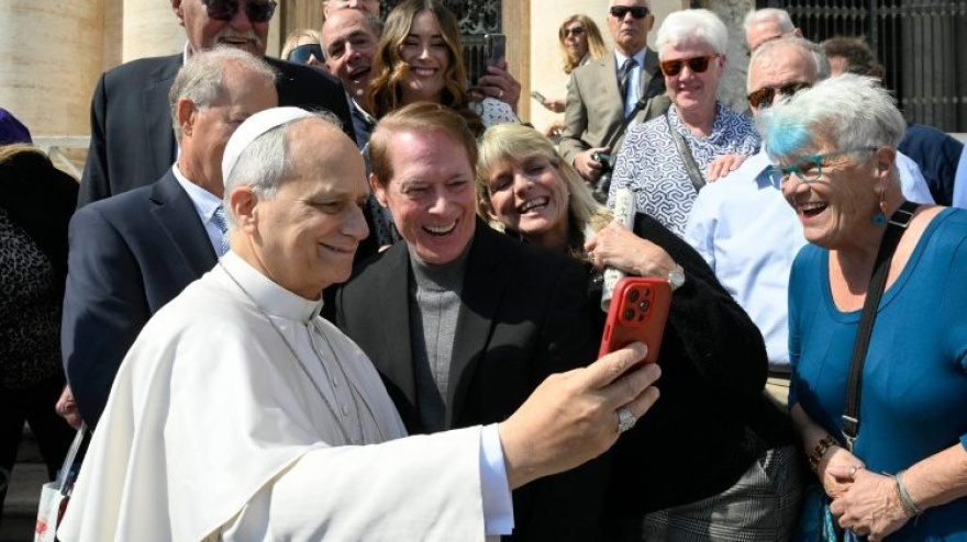El Papa Prevost se hace un selfie con sus excompañeros de escuela en la Plaza de San Pedro
