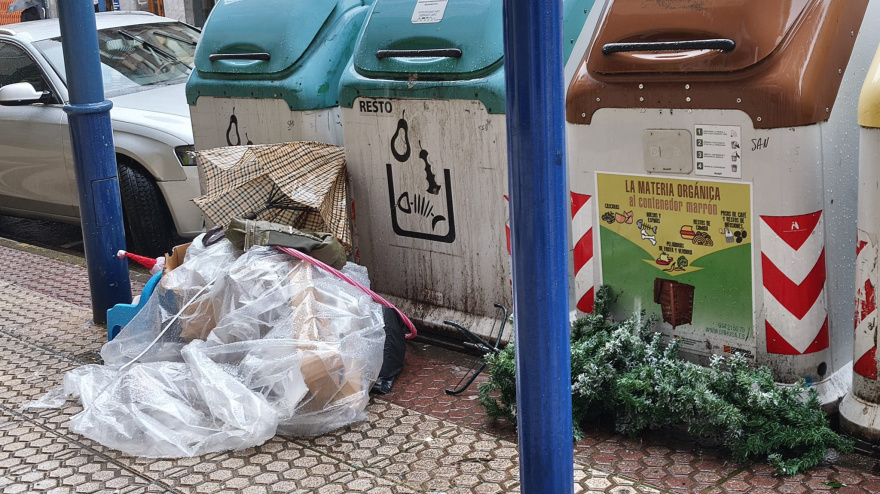 Enseres y basura en la vía pública