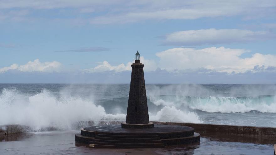 GRAFCAN1470. LA LAGUNA (TENERIFE) (ESPAÑA), 19/03/2026.- Canarias sigue en alerta por vientos, fenómenos costeros y lluvias debido al paso por las islas de la borrasca Therese. En la imagen, el oleaje en la localidad de Bajamar. EFE/Ramón de la Rocha