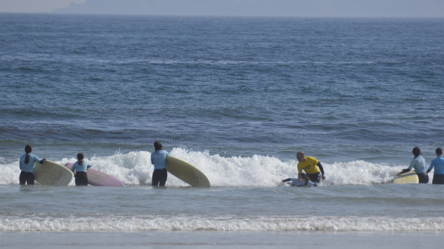 Alumnos de una escuela de surf en una playa de Valdoviño