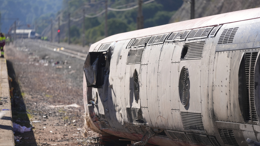 (Foto de ARCHIVO)Uno de los vagones del tren Iryo que descarriló, a 20 de enero de 2026, en Adamuz, Córdoba, Andalucía (España). El descarrilamiento de un tren de alta velocidad y la posterior colisión con otro convoy, ocurrido en la tarde de este domingo en Adamuz (Córdoba), ha dejado un amplio operativo de emergencias en marcha, la suspensión de varias conexiones ferroviarias y una investigación abierta para esclarecer sus causas. El número de fallecidos en el descarrilamiento de trenes alcanza este martes, al menos 41 personas, siendo un total de 122 las personas atendidas por el siniestro, con 117 adultos y cinco niños. En este momento, hay 39 personas ingresadas --37 adultos y cuatro niños.Joaquín Corchero / Europa Press20 ENERO 2026;UME;GUARDIA CIVIL20/1/2026