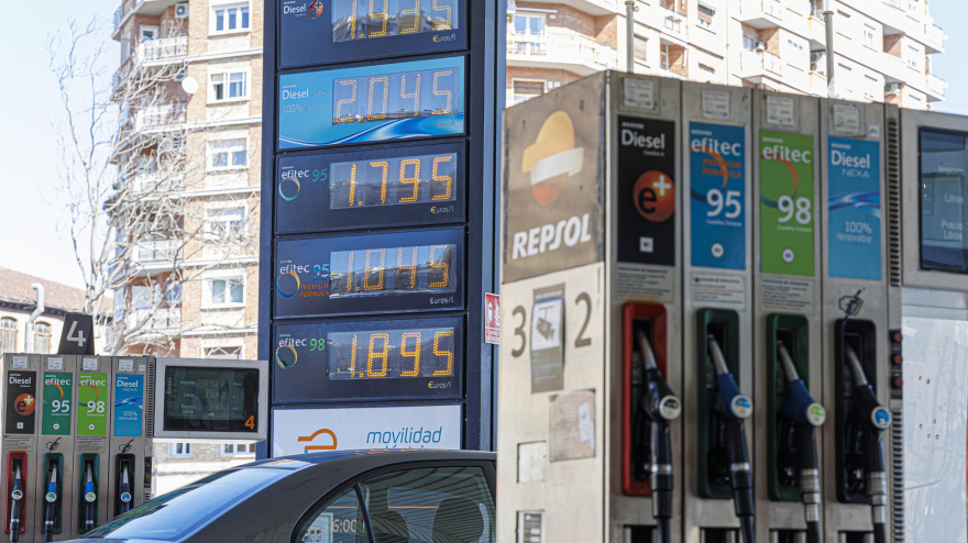 Los precios de una gasolinera muestran los efectos de la guerra de Irán