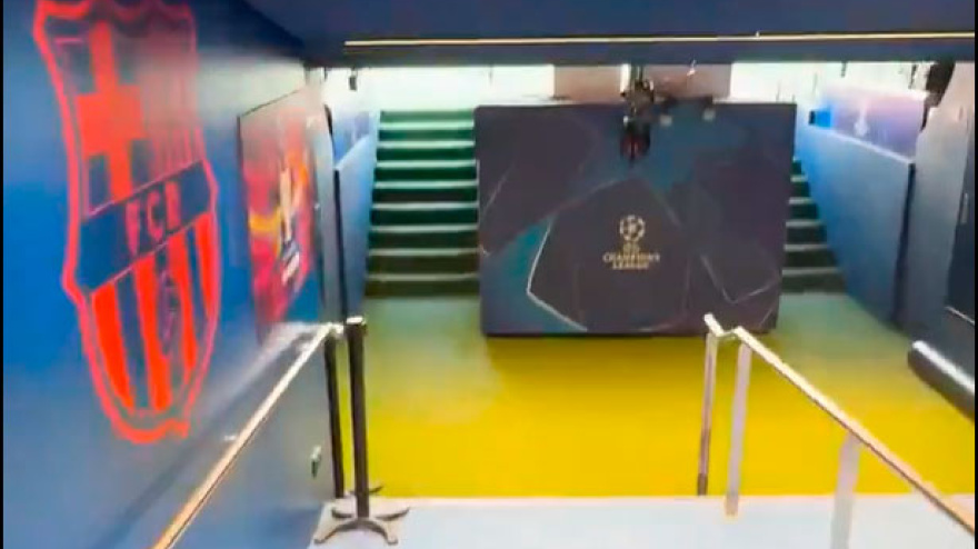Así es la llegada al césped del Camp Nou desde el túnel de vestuarios.