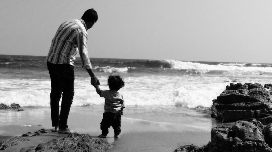 padre con hijo en playa blanco y negro espaldas