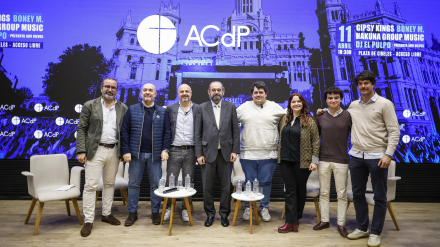 MADRID, 19 MARZO 2026 (EFE)- De ida a dcha Javier Velasco, Director de Comunicación de San Pablo CEU; DJ "ElmPulpo"; Javi Nieves, locutor de radio; Alfonso Bullón de Mendoza y Gómez, presidente de la Asociación Católica de Propagandistas e integrantes del grupo de música católico "Hakuna Music Group" posan hoy, 19 de marzo de 2026, en la rueda de prensa de presentación de la IV edición de la "Fiesta de la Resurrección" que se celebrará en la plaza de Cibeles de Madrid el próximo 11 de abril, en la Universidad San Pablo CEU, en Madrid. EFE/David Fernández