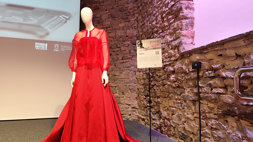 Vestido diseñado por una víctima de trata