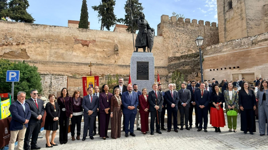 Autoridades en la inauguración de la estatua
