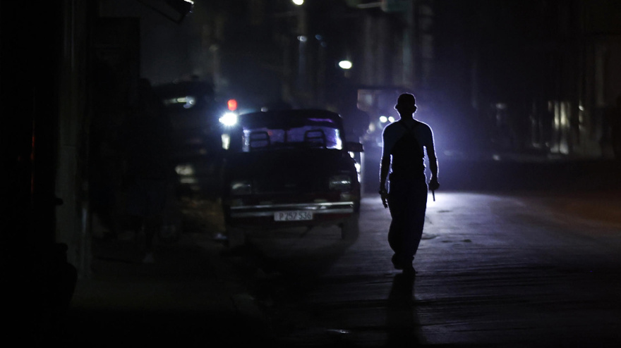 Una persona caminando por una calle sin luz durante un apagón en La Habana (Cuba)
