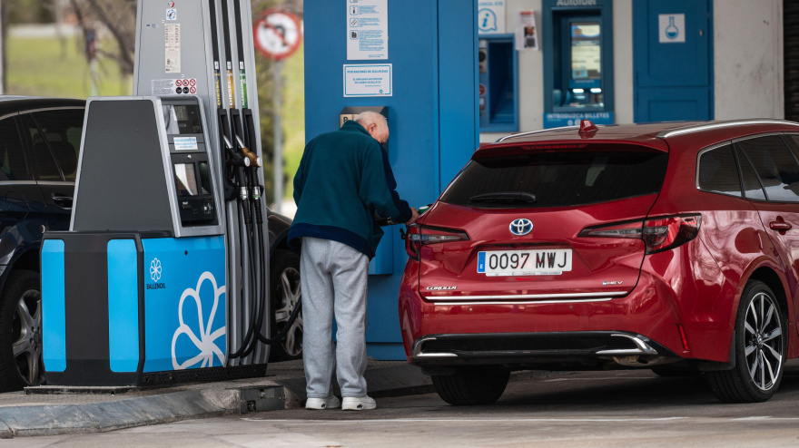 Un hombre repostando gasolina en una gasolinera de bajo coste Ballenoil en Madrid, España.