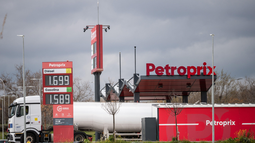 Vista de una gasolinera Petroprix de bajo coste que muestra el precio de la gasolina.