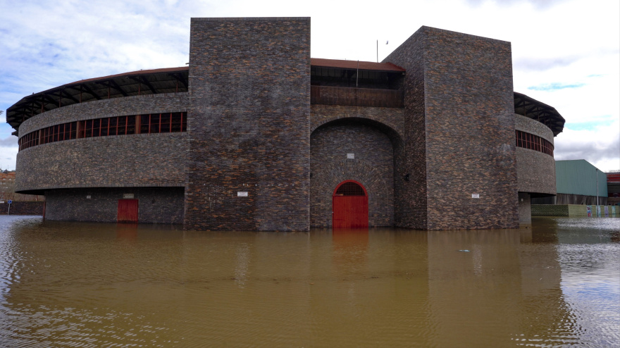 Vista de la plaza de toros de Ávila inundados por la crecida de los ríos Adaja y Chico