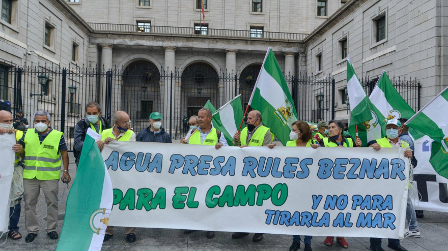 Varias personas se concentran ante la sede del Ministerio para la Transición Ecológica y el Reto Demográfico por las infraestructuras de la costa de Granada, a 15 de septiembre de 2021, en Madrid (España)