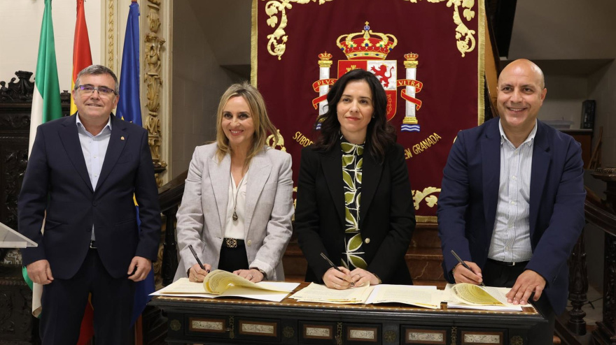 La alcaldesa y presidenta de la Junta General de Accionistas de Emasagra; el alcalde de Otura, Nazario Montes; la presidenta de la Confederación Hidrográfica del Guadalquivir, Gloria María Martín; y el subdelegado del Gobierno, José Antonio Montilla