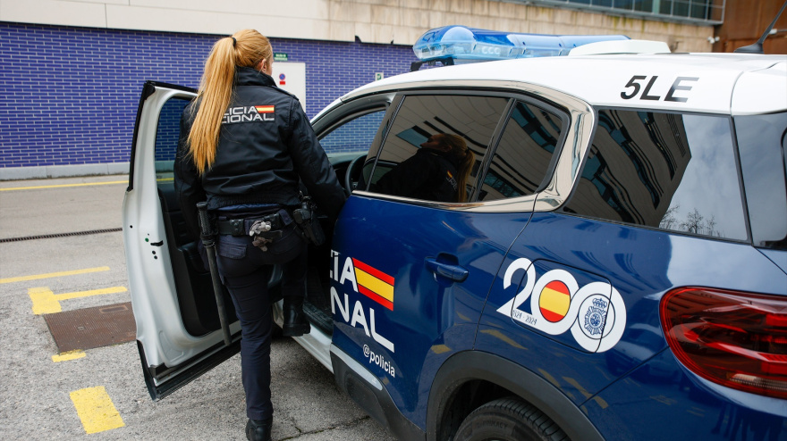 (Foto de ARCHIVO)Agente entrando en un vehículo de la Policía Nacional, a 19 de febrero de 2026, en Barcelona, Catalunya (España).Kike Rincón / Europa Press19/2/2026