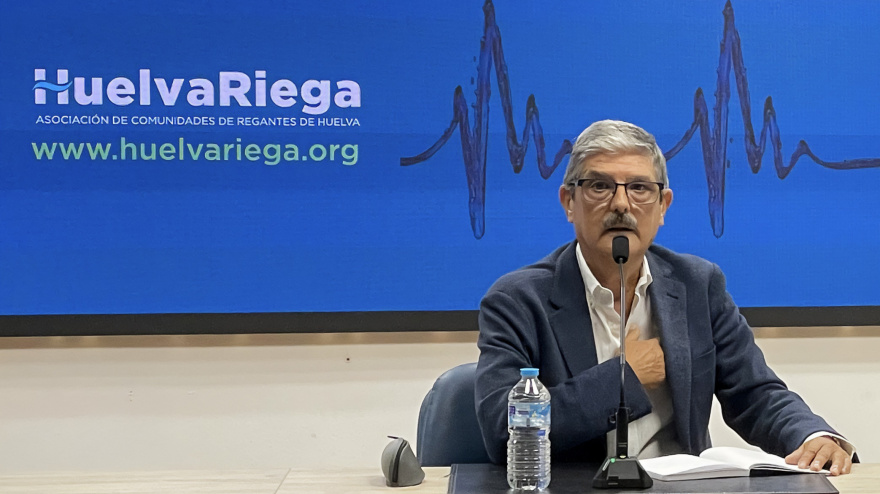 El presidente de Huelva Riega, Fernando González, durante una comparecencia pública (fotografía/H.R.).