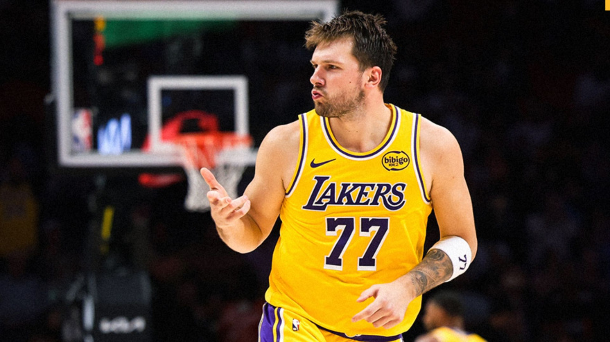 Luka Doncic celebrando un triple ante los Miami Heat