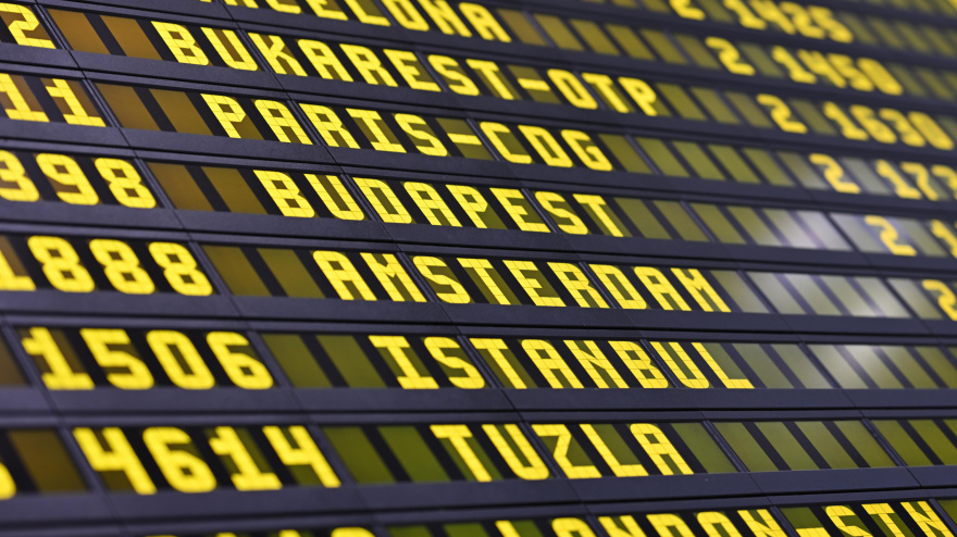 Panel informativo de un aeropuerto