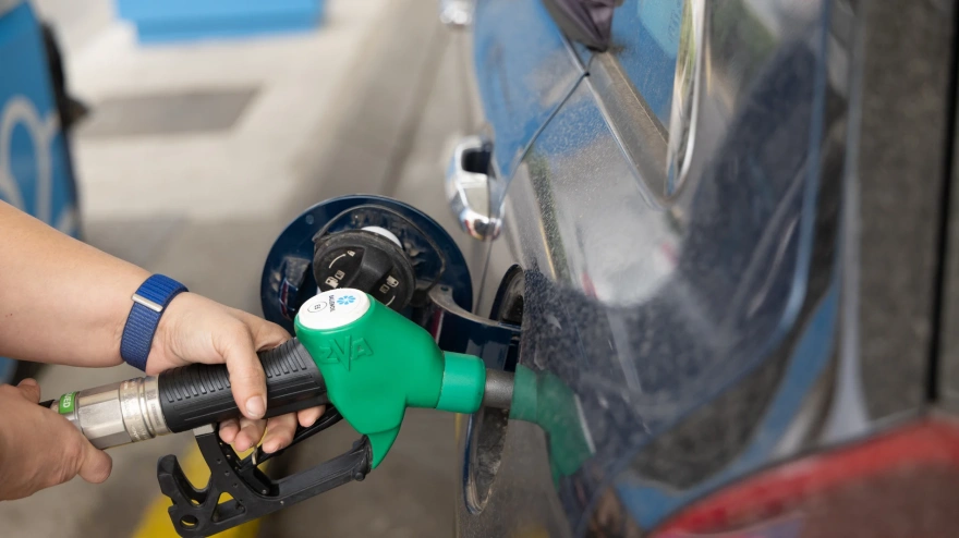 Hombre echando gasolina