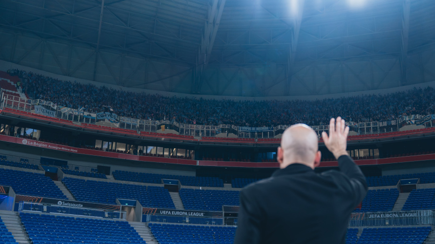 Claudio Giráldez saluda a 'los 3000 de Lyon' en el Groupama Stadium