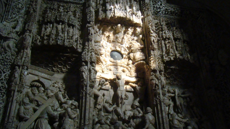 El asoleo se produce en distintos templos, uno de ellos en la Catedral de Huesca