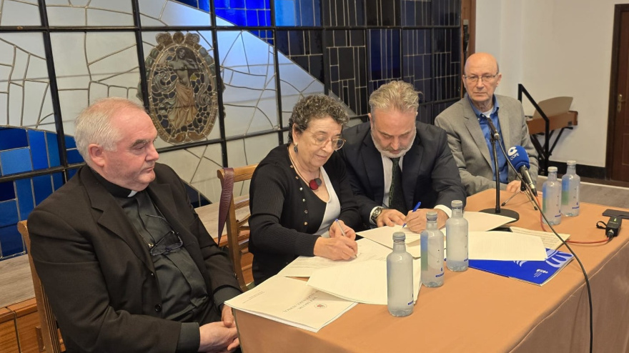 Firma de la donación en el Casino Ferrolano