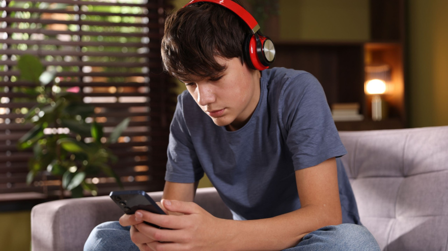 Adolescente con un teléfono móvil