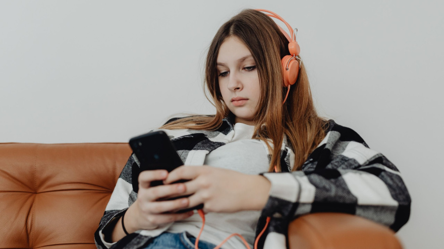 Adolescente con un teléfono