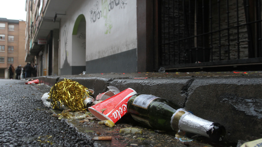 Restos de basura tras una fiesta en la zona de copas del barrio de la Puebla en la capital palentina