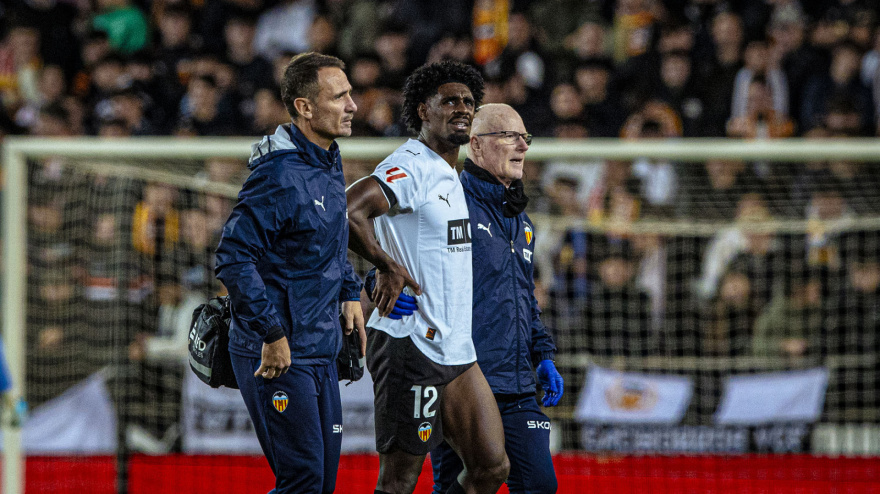 Thierry abandona lesionado Mestalla