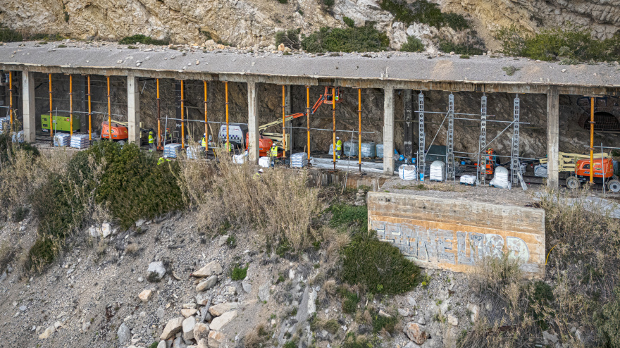 Operarios trabajan en las obras del R2 Sud