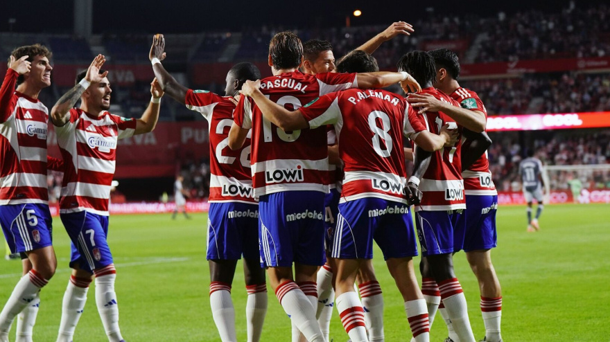 Los jugadores del Granada celebran uno de los goles que marcaron frente a la Real Sociedad B en la primera vuelta