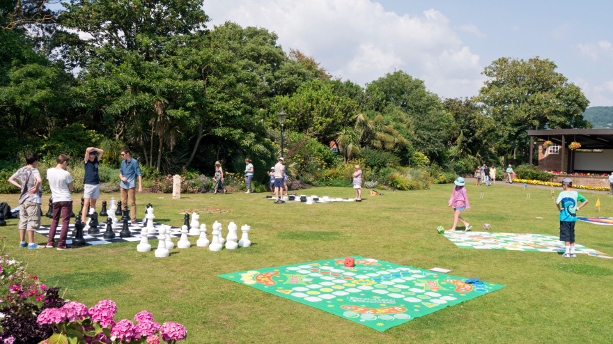 Gente jugando a juegos de mesa gigantes