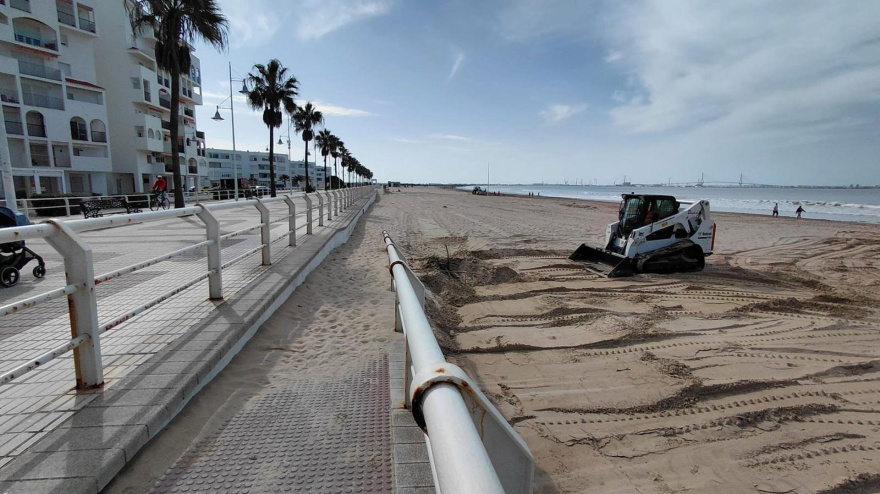 20/03/2026 Operarios trabajando en el adecentamiento de la playa de Valdelagrana en El Puerto de Santa María (Cádiz)POLITICA AYUNTAMIENTO DE EL PUERTO