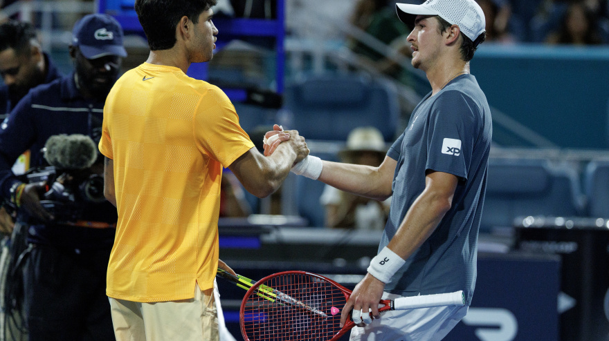 Alcaraz y Fonseca se saludan tras el encuentro