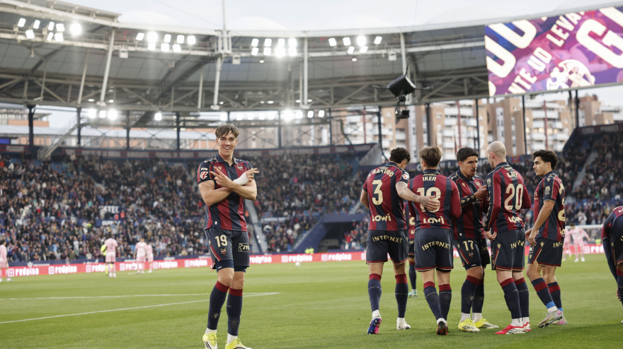 -Los jugadores del Levante celebran el gol del delantero Carlos Espí (i) contra el Oviedo, durante el partido de la jornada 29 de LaLiga EA Sports entre el Levante y el Oviedo, este sábado en el estadio Ciutat de Valencia.