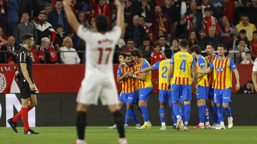 Los futbolistas del Valencia celebra el 0-1 contra el Sevilla