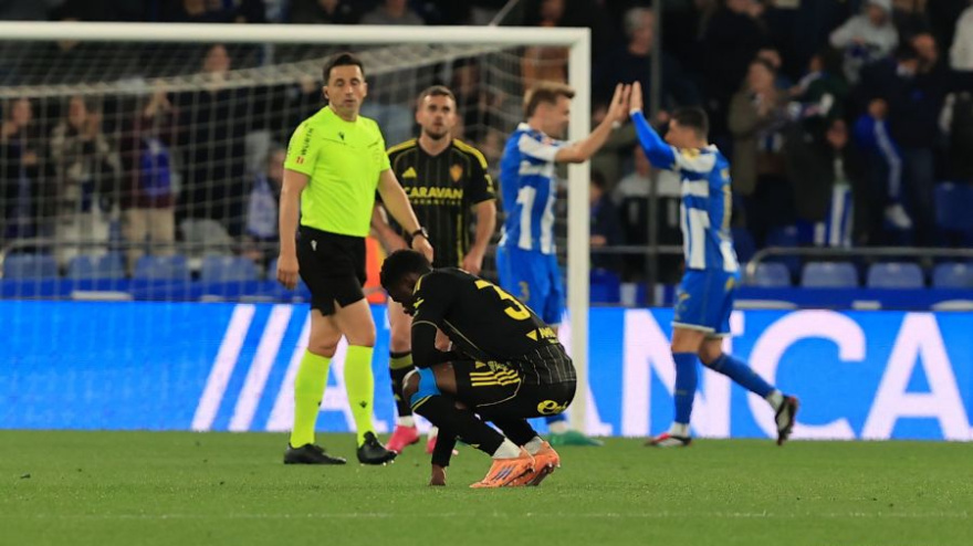Saidu, que fue crucial para la mejora zaragocista en la segunda parte, aparece en esta imagen abatido tras el gol del triunfo coruñés