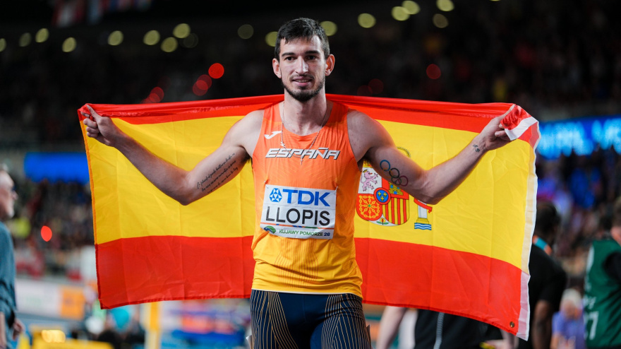 Quique Llopis posa con la bandera de España tras ganar su plata mundial