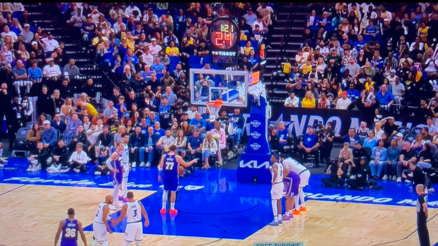 Doncic desvela ataques familiares del jugador georgiano Goga Bitadze hacia él durante un tiro libre durante el Magic-Lakers