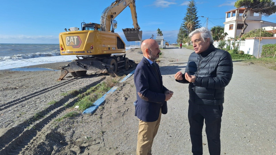 El subdelegado del Gobierno en Málaga, Javier Salas, visita obras de recuperación en la la playa de Torre de Benagalbón de Rincón de la Victoria (Málaga).POLITICA SUBDELEGACIÓN GOBIERNO MÁLAGA