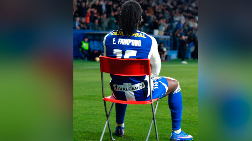Frimpong celebra un gol ante Unionistas sentado en una silla