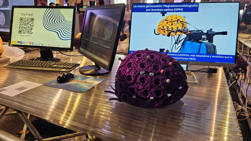 En primer plano, el casco español que promete leer la mente como nunca antes se ha hecho.