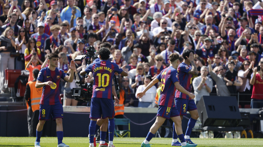 Los jugadores del Barcelona celebran el gol de Araujo ante el Barcelona