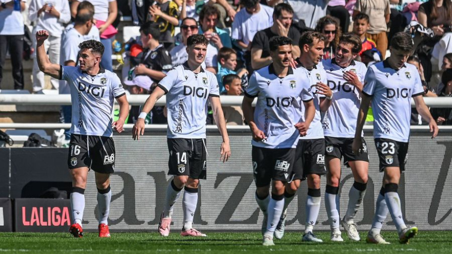 Los jugadores del Burgos celebran su victoria frente al Córdoba