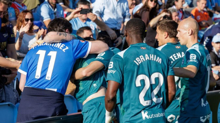 Los jugadores del Alavés celebran el gol de Rebbach contra el Celta