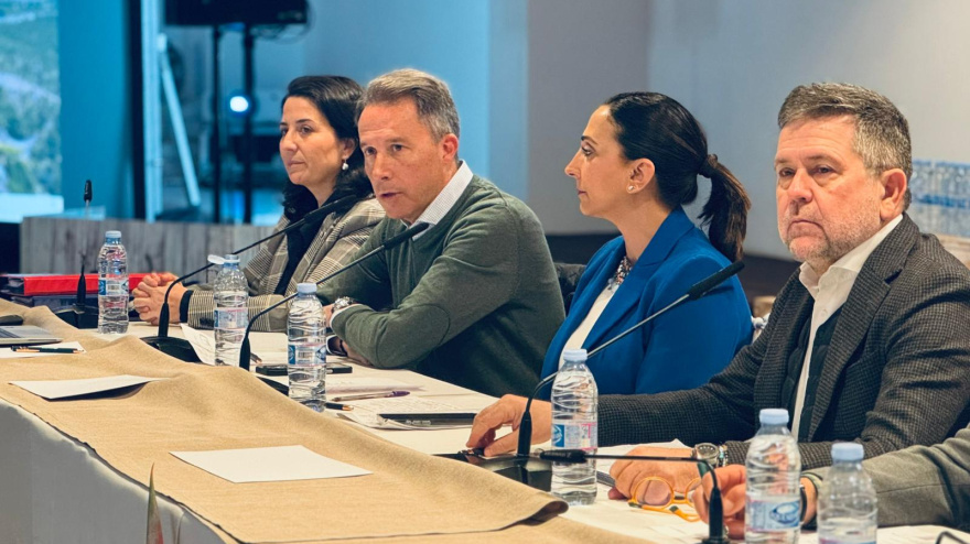 La consejera de Agricultura y Agua, Sara Rubira, entre el alcalde de Lorca y el presidente de la comunidad de Regantes